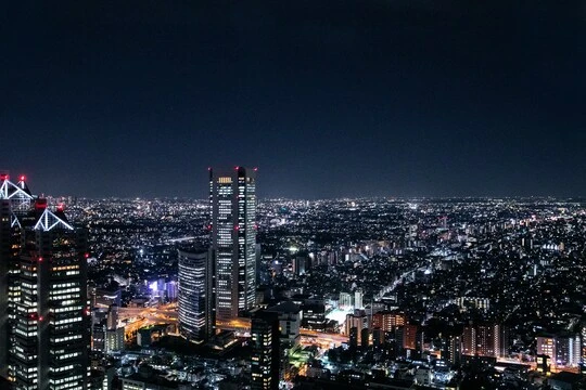 新宿の夜景。新宿パークタワーとオペラシティビルが見える